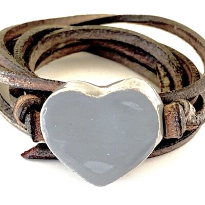 Pulsera de cuero con corazón de cerámica gris.