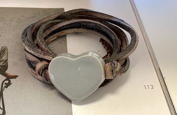 Bracelet cuir avec coeur en céramique grise 2