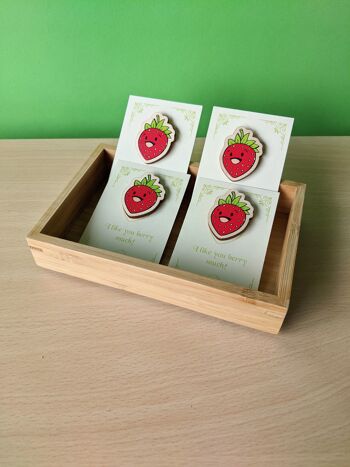 Pin's en bois - happy, fraise kawaii - fruit 8