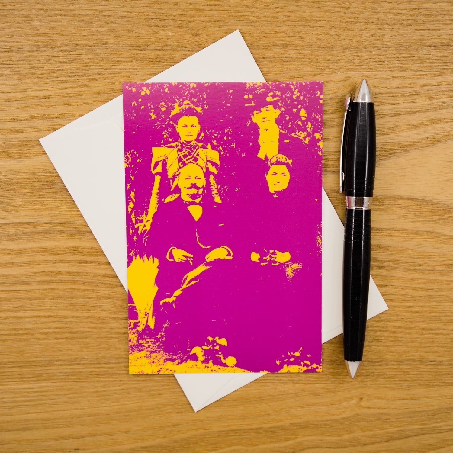 Postal A6 - Retrato vintage - Familia magenta - Con sobre