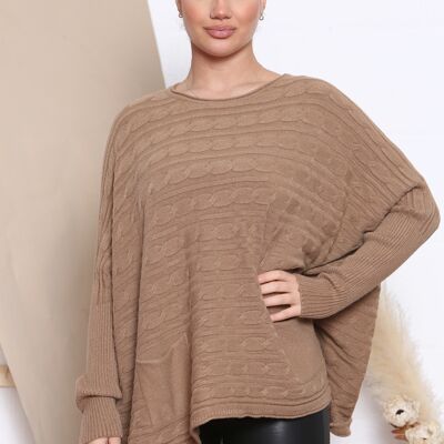 Kamelfarbener Oversize-Pullover mit Zopfmuster
