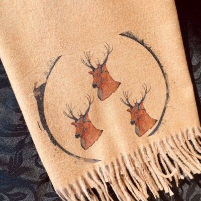 Schal aus Kaschmirmischung handbedruckt mit Hirschen auf Karamell