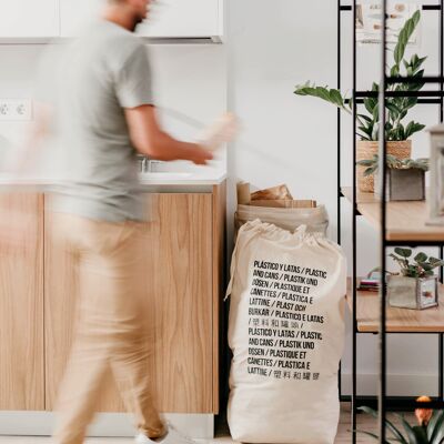 Sac de recyclage de plastique et de canettes