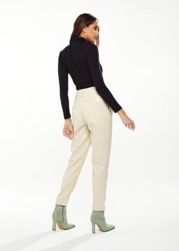 Pantalon fuselé en similicuir avec détail plissé en crème - 10 7