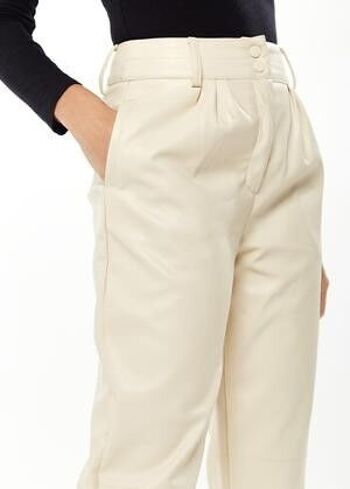Pantalon fuselé en similicuir avec détail plissé en crème - 10 4
