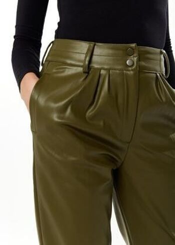 Pantalon fuselé en similicuir Liquorish avec détail plissé en kaki - 10 8
