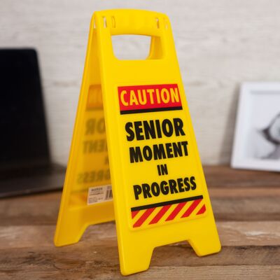 Warnschild für den Schreibtisch „Senior Moment“.