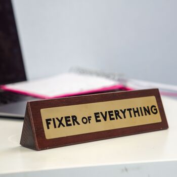 Panneau de bureau en bois Fixer Of Everything - Blague/Cadeaux de nouveauté 1