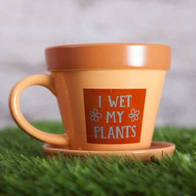 J'ai mouillé la tasse de pot de plante de mes plantes