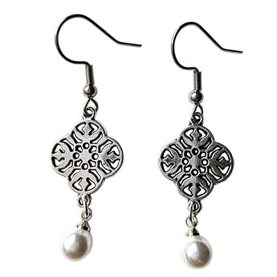 Charm in argento decorato e orecchini di perle