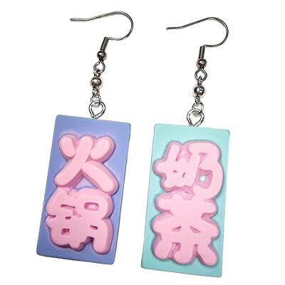 Pendientes de kanji que no combinan en colores pastel