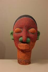 Cabeza de cuentas africanas rojas